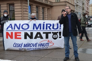 V Praze se uskutečnil protest proti zbrojním dodávkám na Ukrajinu a NATO
